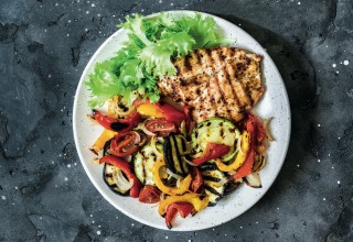 Grilled vegetables, chicken breast and a glass of white wine - delicious healthy diet lunch on a dark background, top view; Shutterstock ID 1414776134; purchase_order: Nisa; job: BBQ 2022.; client: Spar Hrvatska; other: 