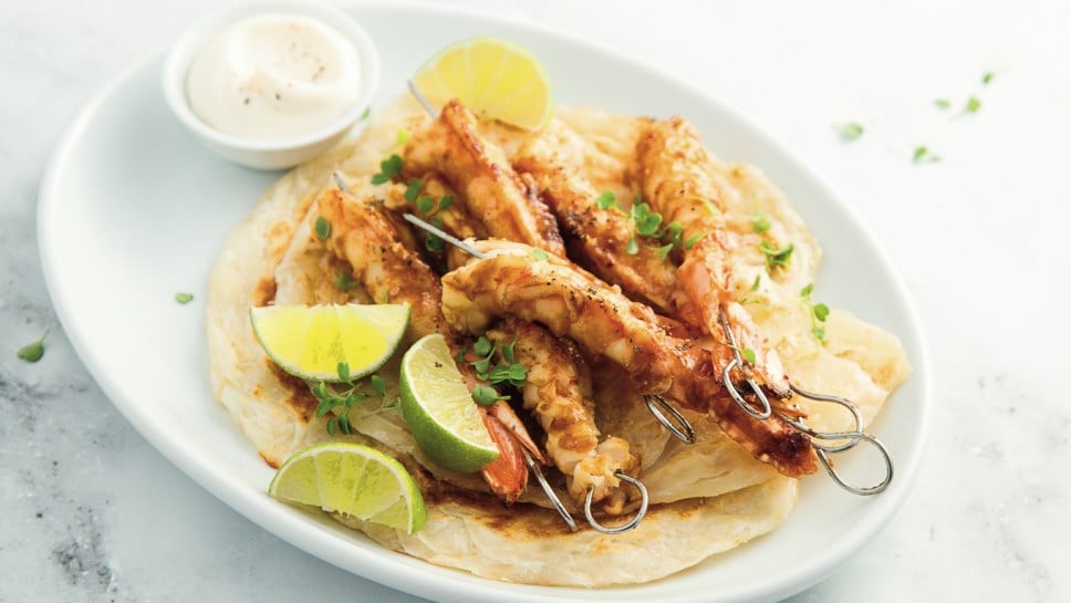 Shrimp skewers with flatbread and lime