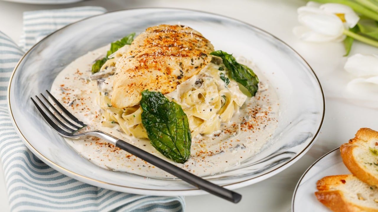 Recept: Pečeni filet bijele ribe na kremastoj tjestenini | Dobar tek