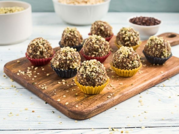 Domace veganske energetske proteinske kuglice sa zobi, orasastim plodovima, datuljama, susenim vocem, sjemenkama lana i konoplje