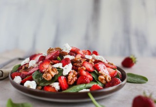 Tanjur domace svjeze salate od listova baby spinata, narezanih jagoda, oraha, feta sira i vinaigrette dresinga