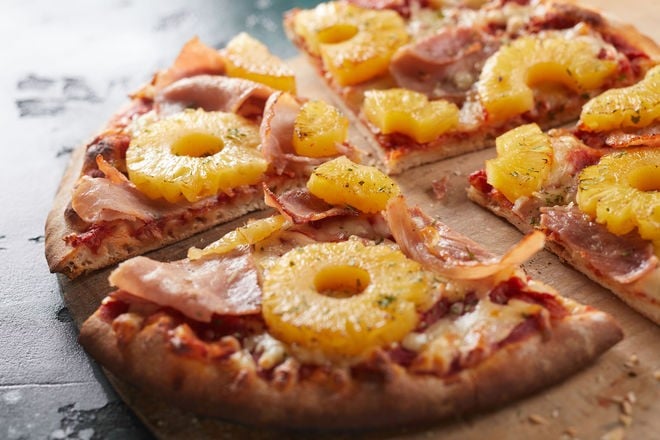 Havajska pizza s ananasom i prsutom