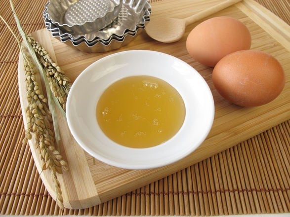 rizin sirup u zdjeli i jaja