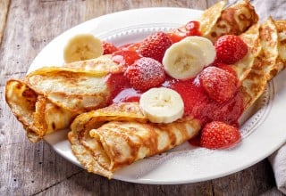 palacinke s bananom i jagodama