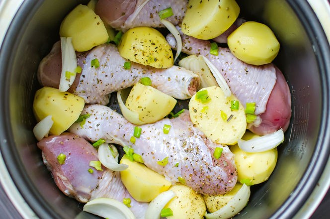 piletina i krumpir u loncu spremni za kuhanje