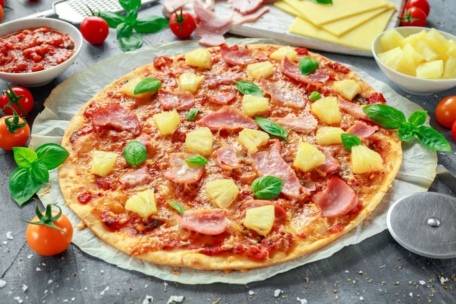 Pizza s ananasom, rajcicom i bosiljkom