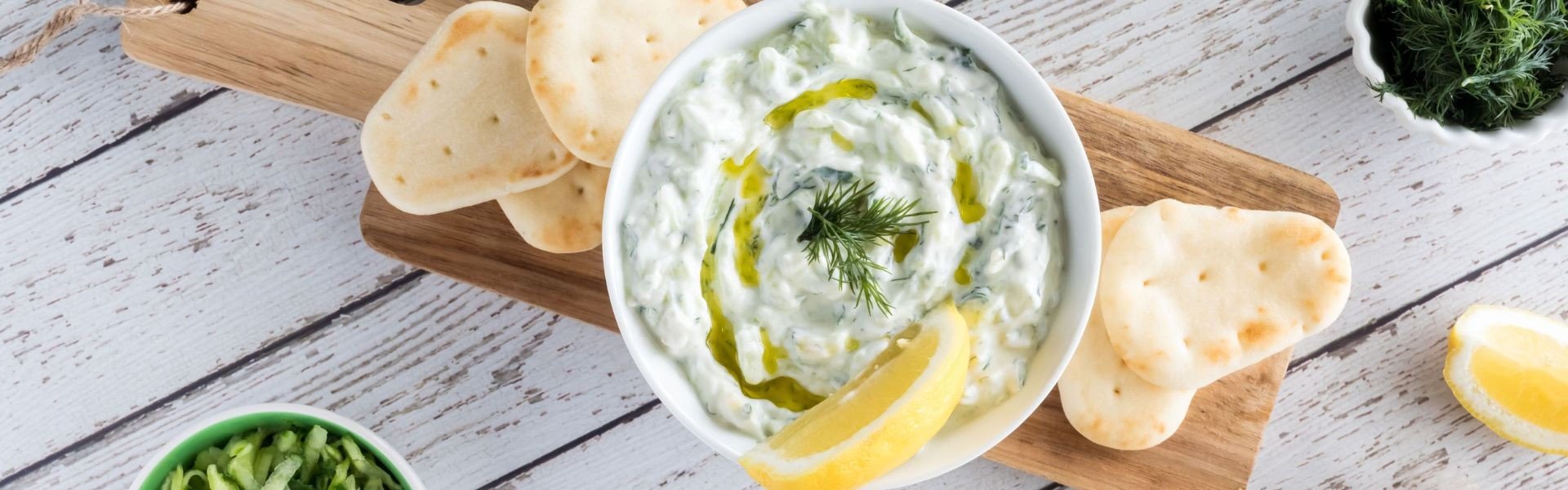 tzatziki umak u zdjelici na dasci