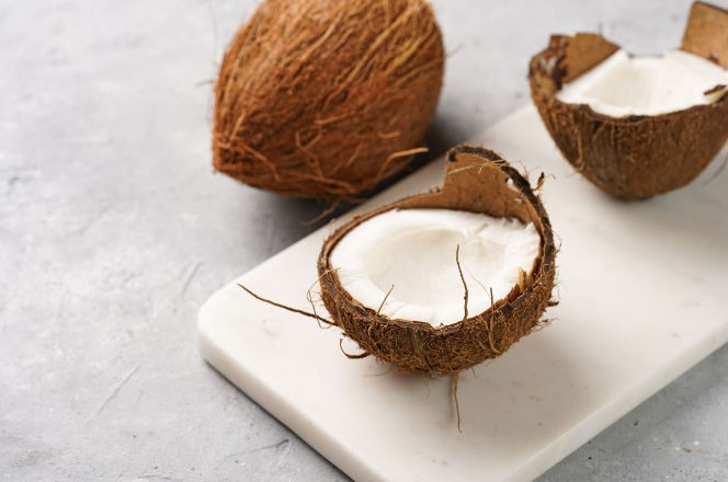 kokos na dasci za rezanje