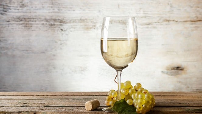 bijelo vino i grozde