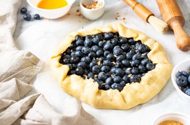 svjezi galette kolac na stolu