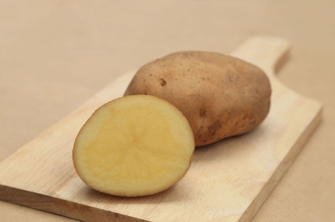 narezani sirovi krumpir na dasci