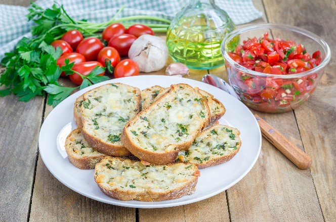 crostini s namazom od cesnjaka i luk