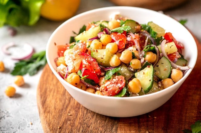 salata sa slanutkom