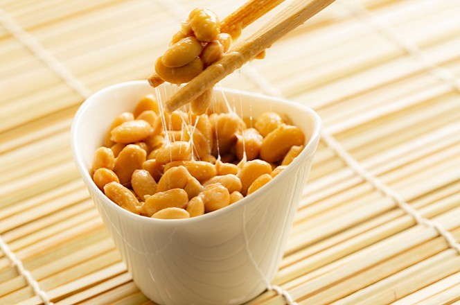 natto u zdjelici