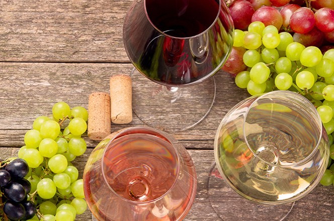 vina u casi sa grozdjem