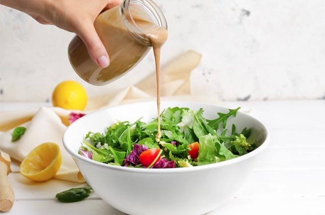 poljevanje salate s dresingom