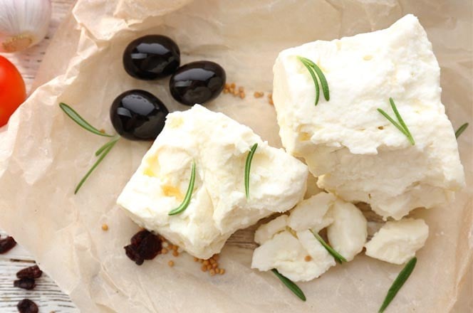 feta sir s maslinama i ruzmarinom