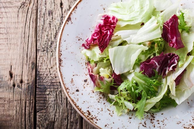 salata radic i endivija na tanjuru
