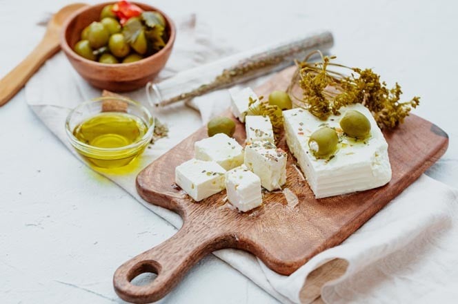 feta sir na pladnju s maslinama