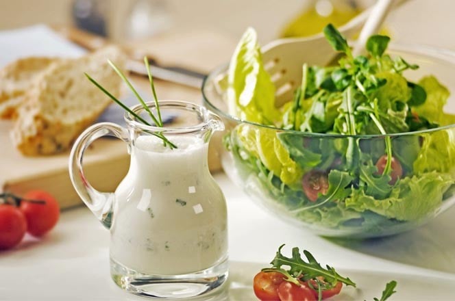 iceberg i rukola salata u zdjeli sa dresingom