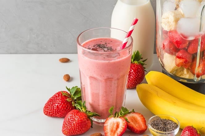 smoothie od jagode i banane sa slamkom