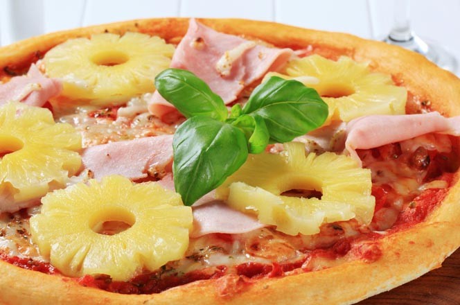 pizza s ananasom