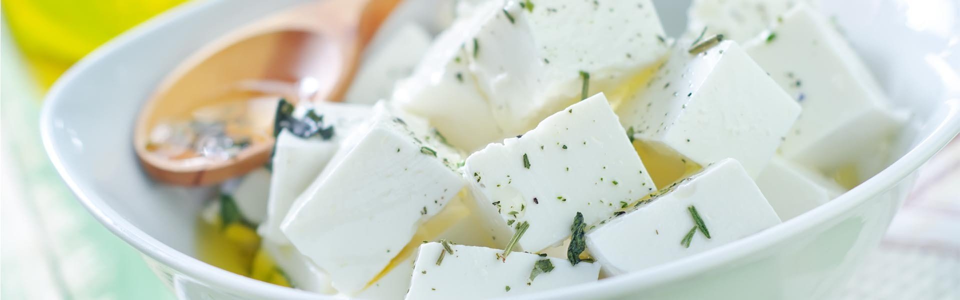 feta sir narezan u zdjeli