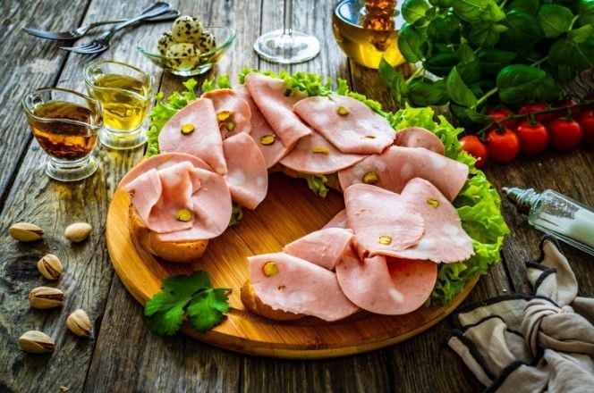 servirana mortadela na pladnju