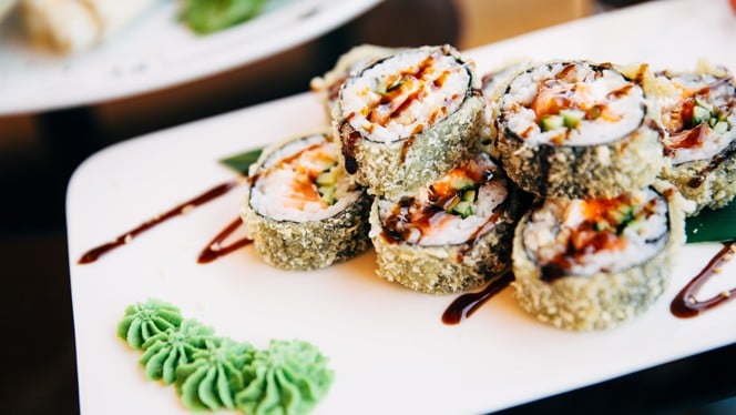 Sushi rolada s tempurama od lososa i kozica