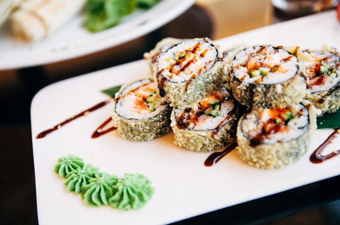 Sushi rolada s tempurama od lososa i kozica