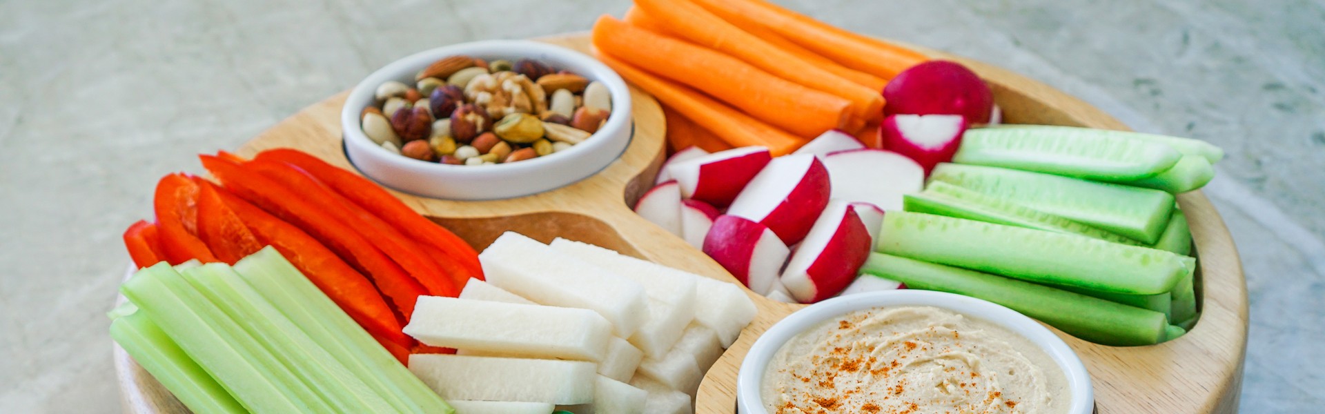 povrtna veganska plata s humusom i orasastim plodovima, zdrava prehrana