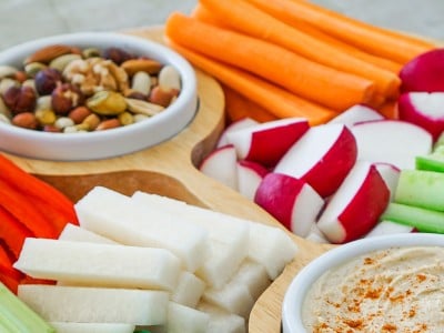 povrtna veganska plata s humusom i orasastim plodovima, zdrava prehrana