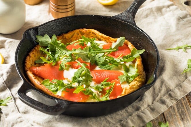 1406529371 Domaca slana Dutch Baby palacinka s lososom i rukolom