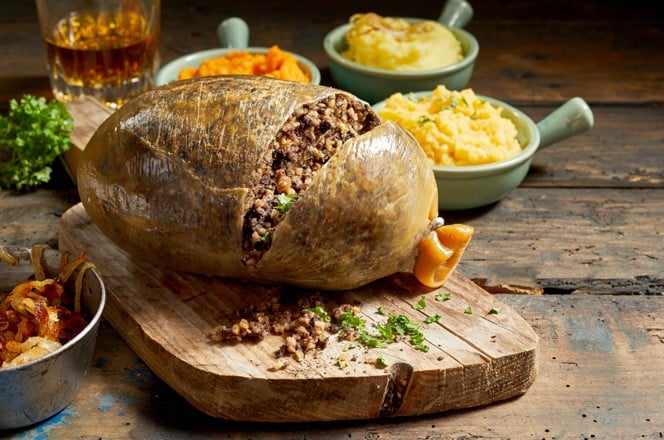 611174096 Narezani otvoreni haggis i povrce s pireom od repe, krumpirom i przenim lukom