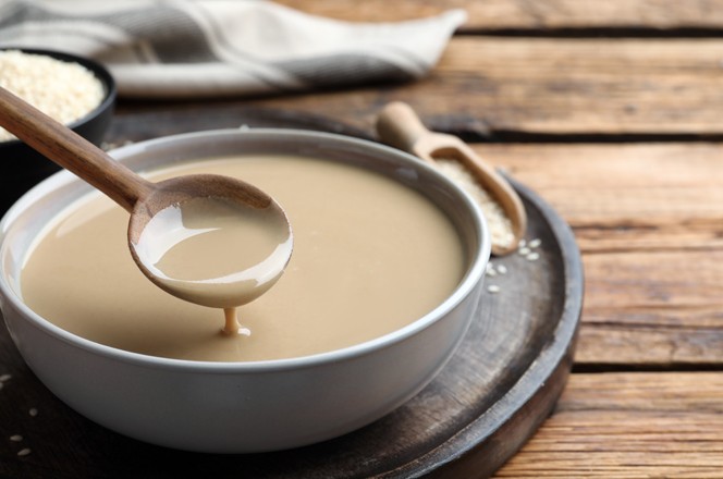 2017600142 tahini pasta u tanjuru sa drvenom zlicom