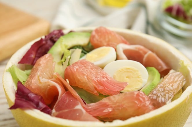 2117964689 pomelo salata s prsutom, avokadom i jajetom