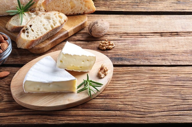 2120552819 brie sir na drvenoj dasci za rezanje