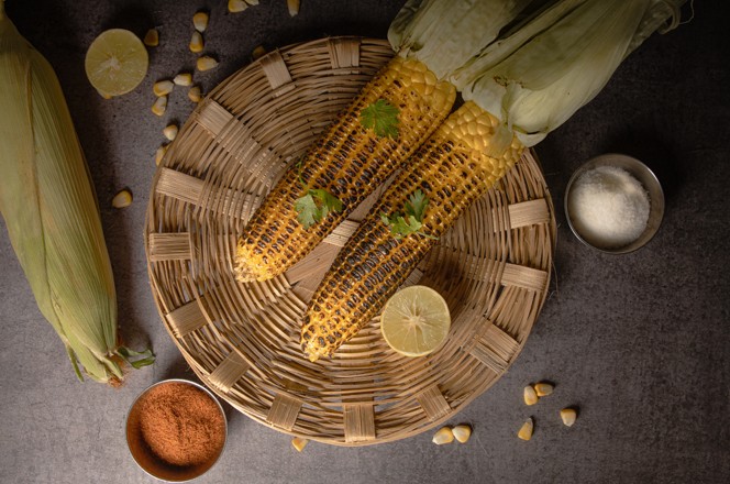dva pecena kukuruza na indijski butta nacin