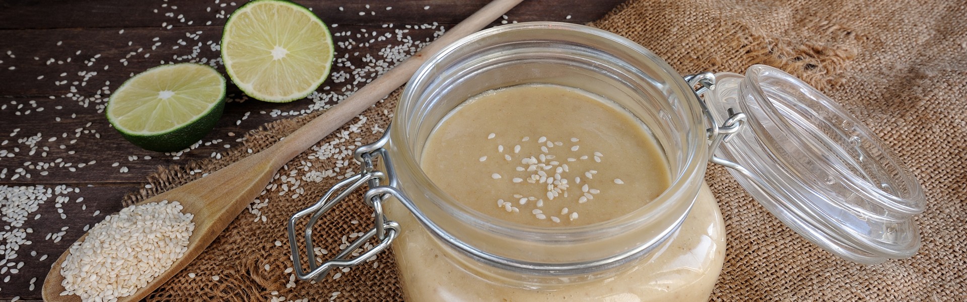 307064042 tahini pasta u staklenoj zdjelici