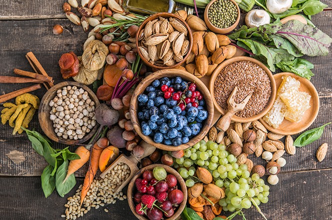 2029281197 Sastojci koji sadr e vitamin E, prirodne minerale i prehrambena vlakna, koncept zdrave, ciste veganske prehrane. Pozadina sa svje om organskom hranom.