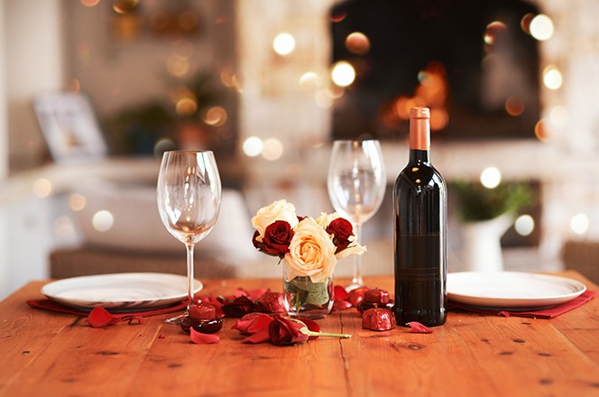 2257689699 Romantican stol za veceru i postavka za Valentinovo, finu veceru ili spoj u restoranu u vecernjim satima. Interijer restorana s vinskim ca ama, ru ama i ampanjcem, pripremljen za vecernju rezervaciju za par.
