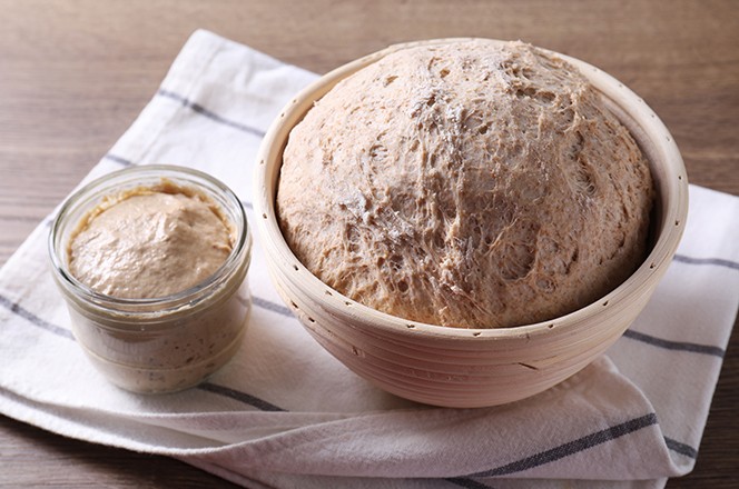 2459694509 Svje i kvas (sourdough starter) i tijesto na drvenom stolu.