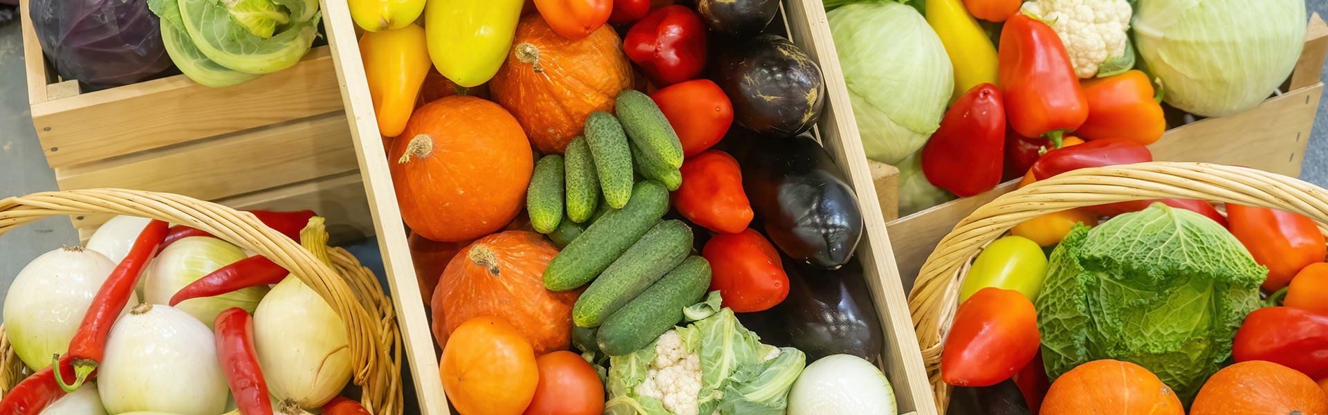 2513930373 Organsko povrce. Zdravi proizvodi s farmerske tr nice. Kutije s ukusnim svje im povrcem. Zdrava hrana za dijetu. Razno povrce u ko arama. Proizvodi iz organskog odjela supermarketa.