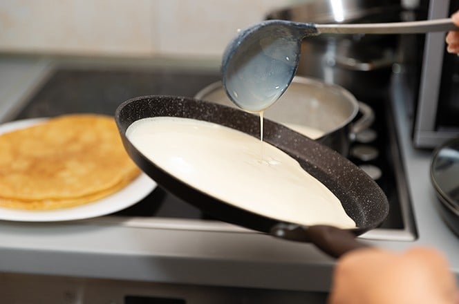 2551865761 Pecenje palacinki. Smjesa za palacinke u tavi. Domace kuhanje.