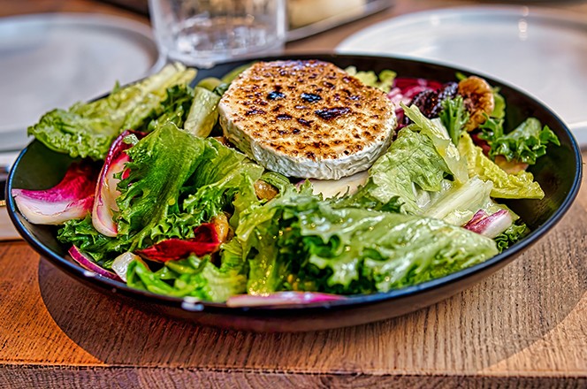 2573578369 Endivija salata sa sirom: srce salate, lalik salata, rotkvica, crveni luk, orasi, slatki pekan ora cici i narancin vinaigrette preljev.