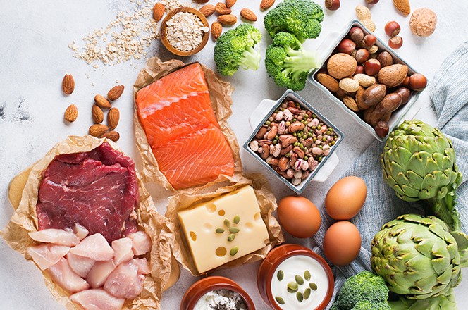 723278527 Asortiman zdravih izvora proteina i hrane za izgradnju mi ica. Meso govedina, losos, pileca prsa, jaja, mlijecni proizvodi sir, jogurt, grah, articoke, brokula, ora asti plodovi, zobena ka a. Pozadina s prostorom za tekst, pogled odozgo.