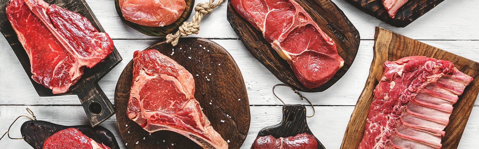 2395139493 Set raznih sirovih mesnih odrezaka. Svje e meso govedine, svinjetine, teletine i piletine T-bone, ribeye, tomahawk, rebra, file na dasci za rezanje, na bijeloj podlozi.