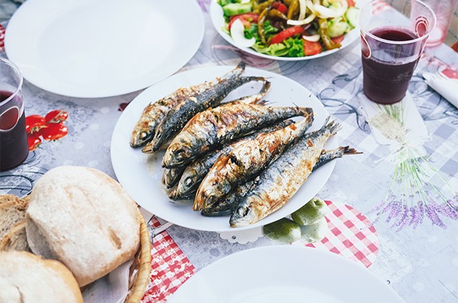 2436094265 Grilirane sardine, sangria i salata u Alfami, Lisabon, tijekom festivala svetog Antuna u lipnju.