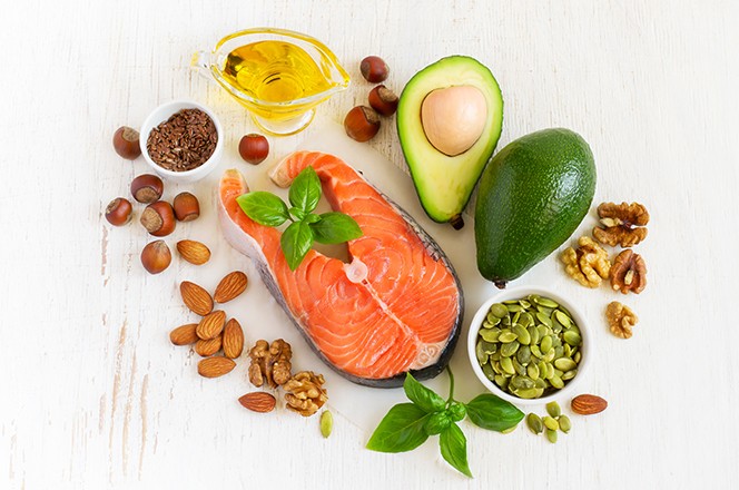 417496159 Izvori hrane bogati omega-3 masnim kiselinama i zdravim mastima, pogled odozgo.