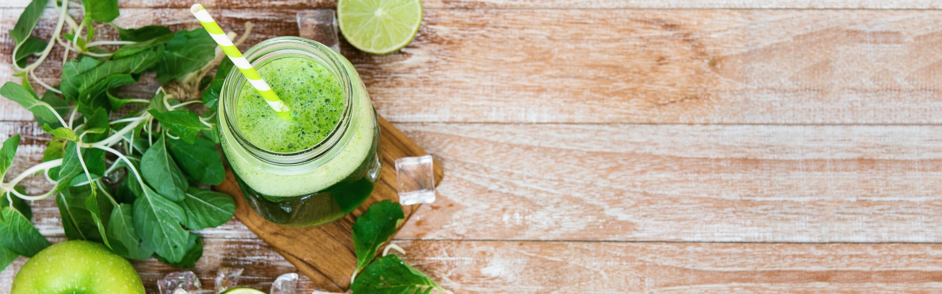 773478502 Zeleni smoothie u staklenci na drvenoj podlozi. Zdrav napitak. Detoksikacija.